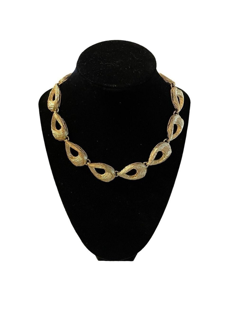 VintageNecklace Gold-Tone Textured Classic, 16 inches, Oval Sections, …
